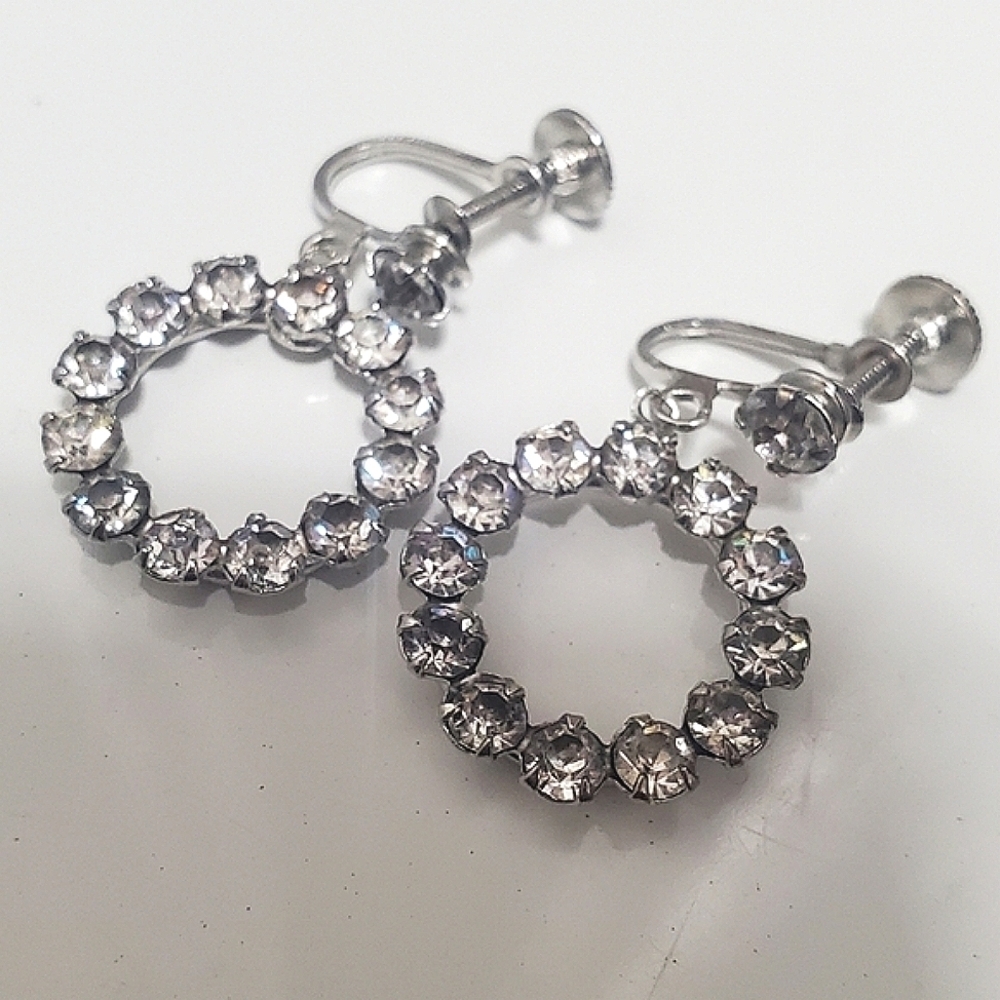 Vintage Screw Back Earrings. Drop Circular Rhinestone Pattern Earrings. 🌴